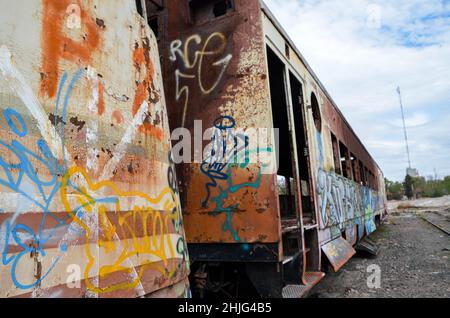 Vieux train abandonné avec rouille et carbon Banque D'Images