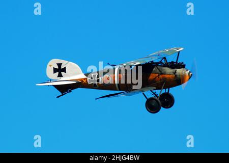 A World War I Era German Albatros D va soars à travers les airs Banque D'Images