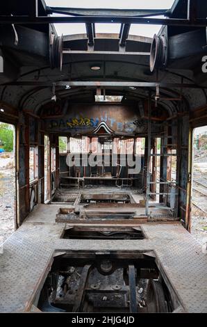 Vieux train abandonné avec rouille et carbon Banque D'Images