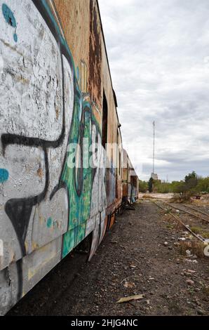 Vieux train abandonné avec rouille et carbon Banque D'Images