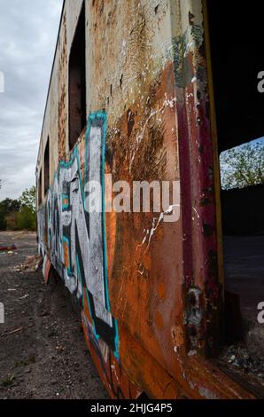 Vieux train abandonné avec rouille et carbon Banque D'Images