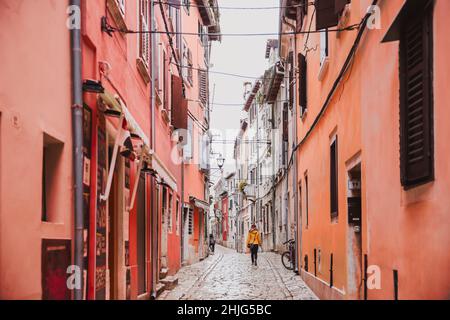 Vue pittoresque sur la rue de la vieille ville à Rovinj, Istria, Croatie.Photographie de tendance sur le thème de la couleur de l'année Panton 2019 - Living Cor Banque D'Images
