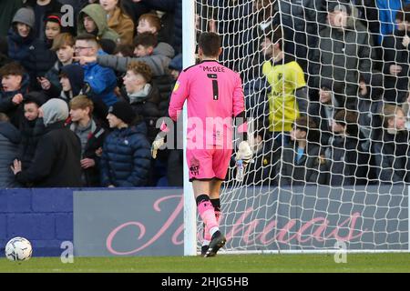 Birkenhead, Royaume-Uni.29th janvier 2022.Rovers verts forestiers le gardien de but Luke McGee enlève une bouteille qui lui a été jeté par un fan de Tranmere.EFL Skybet football League Two Match, Tranmere Rovers v Forest Green Rovers au parc de Prenton, Birkenhead, Wirral, le samedi 29th janvier 2022. Cette image ne peut être utilisée qu'à des fins éditoriales.Utilisation éditoriale uniquement, licence requise pour une utilisation commerciale.Aucune utilisation dans les Paris, les jeux ou les publications d'un seul club/ligue/joueur.pic par Chris Stading/Andrew Orchard sports Photography/Alamy Live News crédit: Andrew Orchard sports Photography/Alamy Live News Banque D'Images