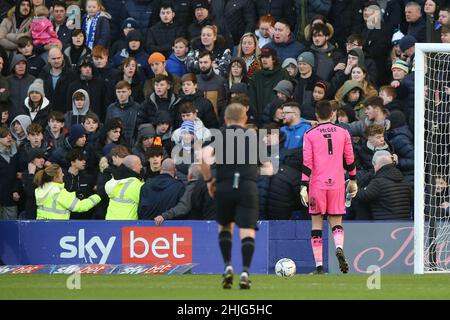 Rovers verts de forêt le gardien de but Luke McGee enlève une bouteille qui lui a été jeté par un fan de Tranmere Rovers, qui est éjecté du sol.EFL Skybet football League Two Match, Tranmere Rovers v Forest Green Rovers au parc de Prenton, Birkenhead, Wirral, le samedi 29th janvier 2022. Cette image ne peut être utilisée qu'à des fins éditoriales.Utilisation éditoriale uniquement, licence requise pour une utilisation commerciale.Aucune utilisation dans les Paris, les jeux ou les publications d'un seul club/ligue/joueur.pic par Chris Stading/Andrew Orchard sports photographie/Alay Live News Banque D'Images