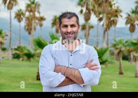 Portrait en extérieur d'un homme mature et confiant qui regarde l'appareil photo Banque D'Images