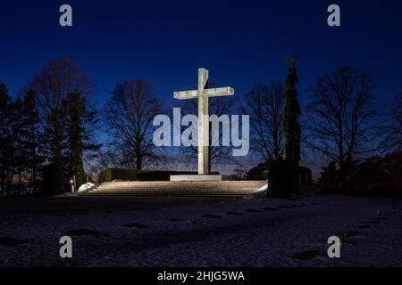 Sankariristi ou Croix des héros (1954), une sculpture de Wäinö Aaltonen, après la tombée de la nuit, dans la section militaire du cimetière Hietaniemi à Helsinki, en Finlande Banque D'Images