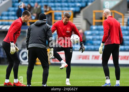 LONDRES, ROYAUME-UNI.JAN 29th Alex Palmer(C) s'échauffe avec Ted Cann(L) et David Button(R) de West Bromwich avant le match du championnat Sky Bet entre Millwall et West Bromwich Albion à la Den, Londres, le samedi 29th janvier 2022.(Credit: Ivan Yordanov | MI News) Credit: MI News & Sport /Alay Live News Banque D'Images