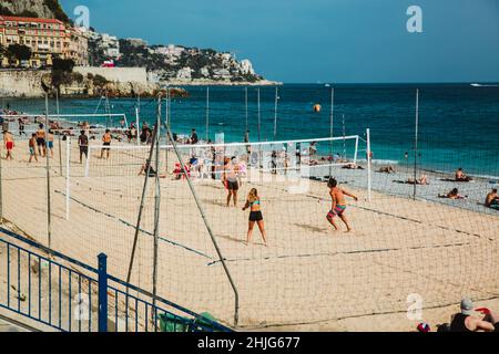 NICE, FRANCE - 26 JUIN 2017 : personnes bénéficiant d'un temps ensoleillé sur la plage de pierre et jouant au volley-ball de plage à Nice, près de la Promenade des Anglais, F Banque D'Images