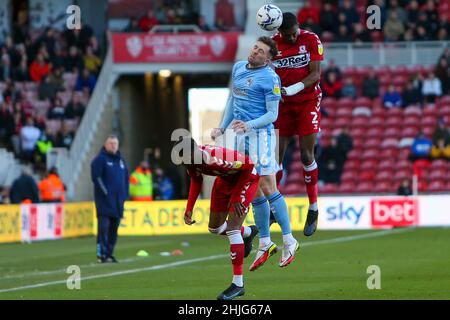 MIDDLESBROUGH, ROYAUME-UNI.29th JANV. Anfernee Dijksteel de Middlesbrough remporte un titre contre Jordan Shipley de Coventry City lors du match de championnat Sky Bet entre Middlesbrough et Coventry City au stade Riverside, à Middlesbrough, le samedi 29th janvier 2022.(Crédit : Michael Driver | MI News ) crédit : MI News & Sport /Alay Live News Banque D'Images