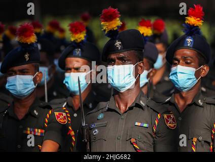 Colombo, Sri Lanka.29th janvier 2022.Sri Lankan personnel militaire portant des masques protecteurs dans les répétitions du jour de l'indépendance à la place de l'indépendance, Colombo.74th le jour de l'indépendance du Sri Lanka sera célébré le 4 2022 février.(Credit image: © Pradeep Dambarage/ZUMA Press Wire) Banque D'Images