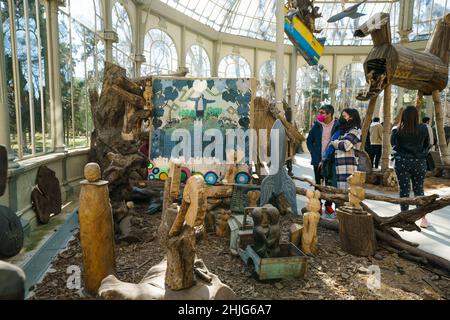 Madrid, Espagne.29th janvier 2022.Un aperçu des figures qui composent l'exposition 'Magellan, Marilyn, Mickey et Friar Damaso.500 ans de conquistadors rockstars', par l'artiste Kidlat Tahimik, au Palacio de Cristal del Parque de El Retiro à Madrid, dans cette exposition composée de figures en bois Tahimik reflète sur la résistance indigène et l'imposition culturelle des puissances impériales,En même temps, il propose, avec ironie, une narration alternative de l'Histoire à celle écrite par les vainqueurs.Crédit : ZUMA Press, Inc./Alay Live News Banque D'Images