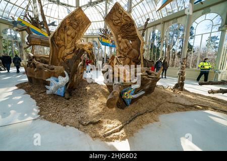 Madrid, Espagne.29th janvier 2022.Un aperçu des figures qui composent l'exposition 'Magellan, Marilyn, Mickey et Friar Damaso.500 ans de conquistadors rockstars', par l'artiste Kidlat Tahimik, au Palacio de Cristal del Parque de El Retiro à Madrid, dans cette exposition composée de figures en bois Tahimik reflète sur la résistance indigène et l'imposition culturelle des puissances impériales,En même temps, il propose, avec ironie, une narration alternative de l'Histoire à celle écrite par les vainqueurs.Crédit : ZUMA Press, Inc./Alay Live News Banque D'Images