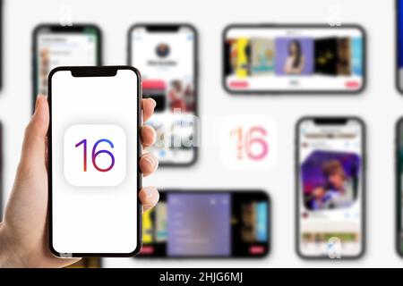 Nouvel iPhone pro avec l'écran d'installation Apple avec le nouveau système d'exploitation IOS 16 à venir. Dimanche, 17 novembre 2022, New York, États-Unis Banque D'Images