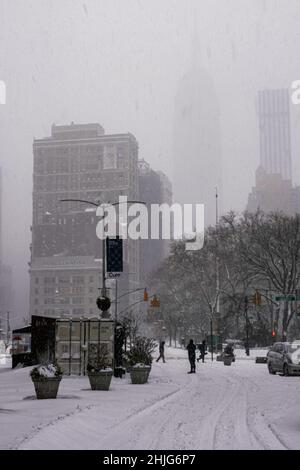 Sans être découragés par les vents violents, les températures glaciales, les New-Yorkais braissaient le blizzard de neige du nord-est, classé par les météorologues comme cyclone de la bombe. Banque D'Images