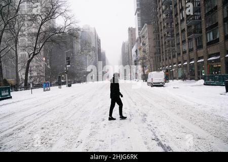 Sans être découragés par les vents violents, les températures glaciales, les New-Yorkais braissaient le blizzard de neige du nord-est, classé par les météorologues comme cyclone de la bombe. Banque D'Images