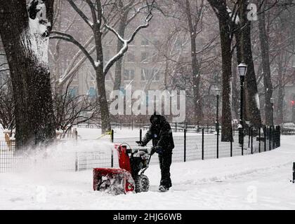 Sans être découragés par les vents violents, les températures glaciales, les New-Yorkais braissaient le blizzard de neige du nord-est, classé par les météorologues comme cyclone de la bombe. Banque D'Images