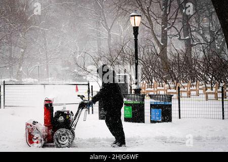 Sans être découragés par les vents violents, les températures glaciales, les New-Yorkais braissaient le blizzard de neige du nord-est, classé par les météorologues comme cyclone de la bombe. Banque D'Images