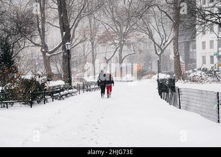 Sans être découragés par les vents violents, les températures glaciales, les New-Yorkais braissaient le blizzard de neige du nord-est, classé par les météorologues comme cyclone de la bombe. Banque D'Images