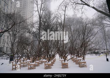 Sans être découragés par les vents violents, les températures glaciales, les New-Yorkais braissaient le blizzard de neige du nord-est, classé par les météorologues comme cyclone de la bombe. Banque D'Images