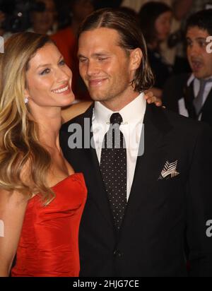 **PHOTO DE FICHIER** Tom Brady se retire après 22 Seasons à la NFL.New York City 2011 GISELE BUNDCHEN TOM BRADY photo par John Barrett-PHOTOlink.net /MediaPunch Banque D'Images