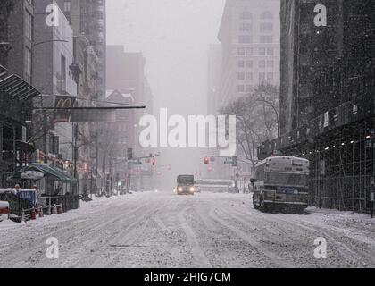 Sans être découragés par les vents violents, les températures glaciales, les New-Yorkais braissaient le blizzard de neige du nord-est, classé par les météorologues comme cyclone de la bombe. Banque D'Images