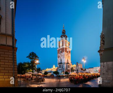 Cracovie, Pologne. Célèbre Monument sur la place de la vieille ville en soirée d'été. Tour du vieil hôtel de ville dans l'éclairage de nuit. UNESCO World Heritage Site. Banque D'Images