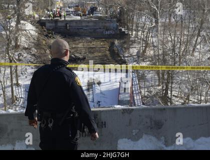 Pittsburgh, États-Unis.29th janvier 2022.Un policier de Pittsburgh regarde le côté Forbes Avenue du pont Fern Hollow qui s'est effondré le vendredi 28 janvier 2022 dans le quartier point Breeze de Pittsburgh.Photo par Archie Carpenter/UPI crédit: UPI/Alay Live News Banque D'Images