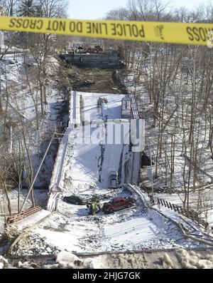 Pittsburgh, États-Unis.29th janvier 2022.Cinq voitures et un bus de l'Administration portuaire sont visibles du côté Forbes Avenue du pont Fern Hollow qui s'est effondré le vendredi 28 janvier 2022 dans le quartier point Breeze de Pittsburgh.Photo par Archie Carpenter/UPI crédit: UPI/Alay Live News Banque D'Images