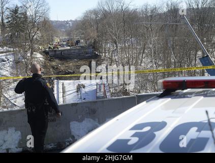 Pittsburgh, États-Unis.29th janvier 2022.Un policier de Pittsburgh regarde le côté Forbes Avenue du pont Fern Hollow qui s'est effondré le vendredi 28 janvier 2022 dans le quartier point Breeze de Pittsburgh.Photo par Archie Carpenter/UPI crédit: UPI/Alay Live News Banque D'Images