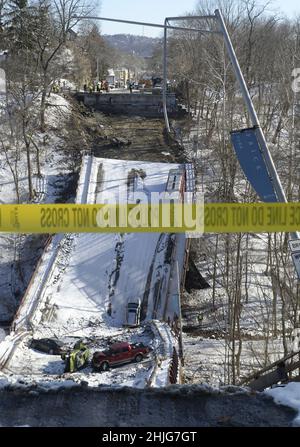 Pittsburgh, États-Unis.29th janvier 2022.Cinq voitures et un bus de l'Administration portuaire sont visibles du côté Forbes Avenue du pont Fern Hollow qui s'est effondré le vendredi 28 janvier 2022 dans le quartier point Breeze de Pittsburgh.Photo par Archie Carpenter/UPI crédit: UPI/Alay Live News Banque D'Images