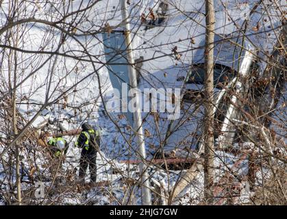 Pittsburgh, États-Unis.29th janvier 2022.On peut voir les enquêteurs marcher sur le site de l'effondrement du pont qui traverse le ruisseau Fern à Frick Park, un parc de la ville de Pittsburgh, le samedi 29 janvier 2022.Le pont s'est effondré vendredi matin le même jour que la visite du président Biden à Pittsburgh.Photo par Archie Carpenter/UPI crédit: UPI/Alay Live News Banque D'Images