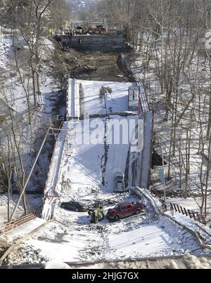 Pittsburgh, États-Unis.29th janvier 2022.Cinq voitures et un bus de l'Administration portuaire sont visibles du côté Forbes Avenue du pont Fern Hollow qui s'est effondré le vendredi 28 janvier 2022 dans le quartier point Breeze de Pittsburgh.Photo par Archie Carpenter/UPI crédit: UPI/Alay Live News Banque D'Images