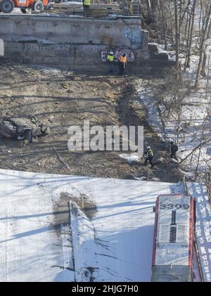 Pittsburgh, États-Unis.29th janvier 2022.On peut voir les enquêteurs marcher sur le site de l'effondrement du pont qui traverse le ruisseau Fern à Frick Park, un parc de la ville de Pittsburgh, le samedi 29 janvier 2022.Le pont s'est effondré vendredi matin le même jour que la visite du président Biden à Pittsburgh.Photo par Archie Carpenter/UPI crédit: UPI/Alay Live News Banque D'Images