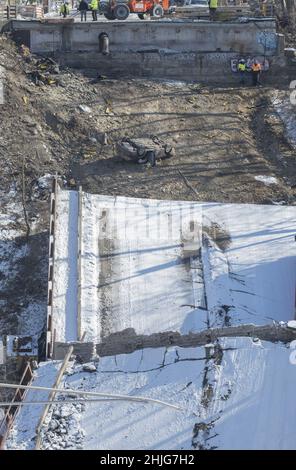 Pittsburgh, États-Unis.29th janvier 2022.On peut voir les enquêteurs marcher sur le site de l'effondrement du pont qui traverse le ruisseau Fern à Frick Park, un parc de la ville de Pittsburgh, le samedi 29 janvier 2022.Le pont s'est effondré vendredi matin le même jour que la visite du président Biden à Pittsburgh.Photo par Archie Carpenter/UPI crédit: UPI/Alay Live News Banque D'Images