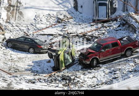 Pittsburgh, États-Unis.29th janvier 2022.On peut voir les enquêteurs marcher sur le site de l'effondrement du pont qui traverse le ruisseau Fern à Frick Park, un parc de la ville de Pittsburgh, le samedi 29 janvier 2022.Le pont s'est effondré vendredi matin le même jour que la visite du président Biden à Pittsburgh.Photo par Archie Carpenter/UPI crédit: UPI/Alay Live News Banque D'Images