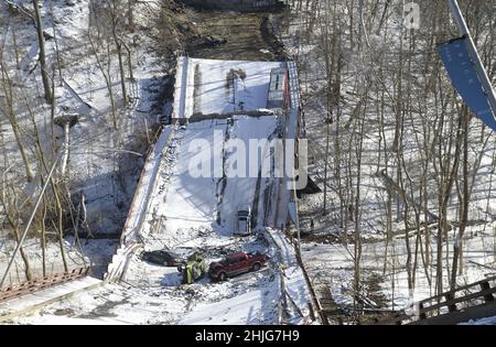 Pittsburgh, États-Unis.29th janvier 2022.Cinq voitures et un bus de l'Administration portuaire sont visibles du côté Forbes Avenue du pont Fern Hollow qui s'est effondré le vendredi 28 janvier 2022 dans le quartier point Breeze de Pittsburgh.Photo par Archie Carpenter/UPI crédit: UPI/Alay Live News Banque D'Images