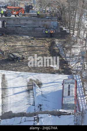 Pittsburgh, États-Unis.29th janvier 2022.On peut voir les enquêteurs marcher sur le site de l'effondrement du pont qui traverse le ruisseau Fern à Frick Park, un parc de la ville de Pittsburgh, le samedi 29 janvier 2022.Le pont s'est effondré vendredi matin le même jour que la visite du président Biden à Pittsburgh.Photo par Archie Carpenter/UPI crédit: UPI/Alay Live News Banque D'Images