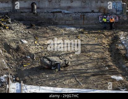 Pittsburgh, États-Unis.29th janvier 2022.On peut voir les enquêteurs marcher sur le site de l'effondrement du pont qui traverse le ruisseau Fern à Frick Park, un parc de la ville de Pittsburgh, le samedi 29 janvier 2022.Le pont s'est effondré vendredi matin le même jour que la visite du président Biden à Pittsburgh.Photo par Archie Carpenter/UPI crédit: UPI/Alay Live News Banque D'Images