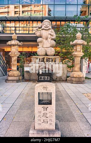 tokyo, japon - septembre 17 2021 : une pierre hyakudo-ishi utilisée pour prier cent fois en comptant avec 1 yens de pièces devant le Daiko le plus grand et le plus lourd Banque D'Images