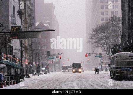 Non découragés par les vents violents, les températures glaciales, les New-Yorkais ont bravé le blizzard de neige du Nord-est, classé par les météorologues comme cyclone de la bombe. Banque D'Images