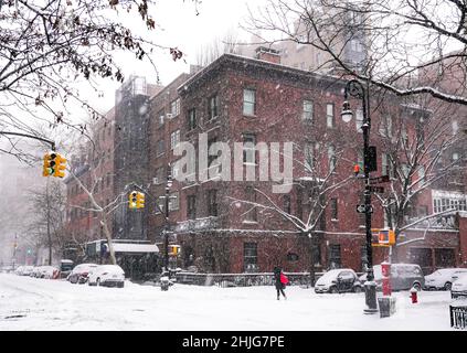 Sans être découragés par les vents violents, les températures glaciales, les New-Yorkais braissaient le blizzard de neige du nord-est, classé par les météorologues comme cyclone de la bombe. Banque D'Images