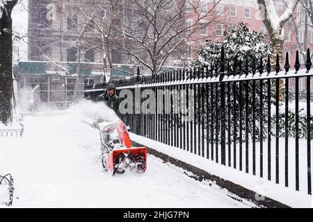 Sans être découragés par les vents violents, les températures glaciales, les New-Yorkais braissaient le blizzard de neige du nord-est, classé par les météorologues comme cyclone de la bombe. Banque D'Images