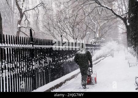 Sans être découragés par les vents violents, les températures glaciales, les New-Yorkais braissaient le blizzard de neige du nord-est, classé par les météorologues comme cyclone de la bombe. Banque D'Images