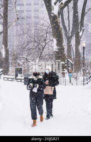 Sans être découragés par les vents violents, les températures glaciales, les New-Yorkais braissaient le blizzard de neige du nord-est, classé par les météorologues comme cyclone de la bombe. Banque D'Images