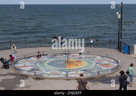 Svetlogorsk, Russie - août 08 2019 : vue du zodiaque solaire sur la promenade le 08 2019 août à Svetlogorsk, Russie. Banque D'Images