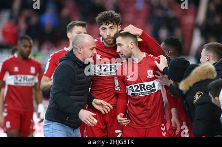 MIDDLESBROUGH, ROYAUME-UNI.JAN 29th Un fan de Middlesbrough envahit le terrain et se joint aux célébrations suivant le but de Middlesbrough Andraž Šporar lors du match de championnat Sky Bet entre Middlesbrough et Coventry City au stade Riverside, Middlesbrough, le samedi 29th janvier 2022.(Crédit : Michael Driver | MI News ) crédit : MI News & Sport /Alay Live News Banque D'Images