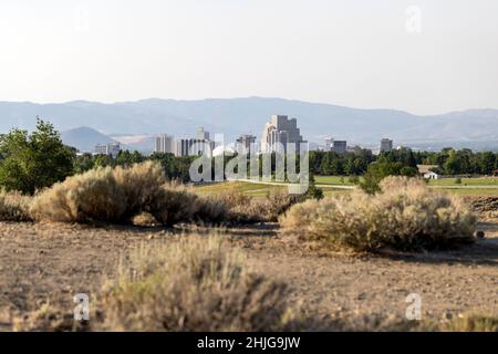 Vue sur la ville de Reno avec un parc désertique en premier plan par une journée enfumée Banque D'Images