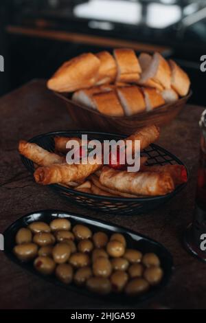 Pâtisseries fraîches, olives vertes et pain blanc sur la table.Cuisine turque traditionnelle Banque D'Images