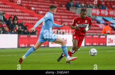 MIDDLESBROUGH, ROYAUME-UNI.29th JANV. Anfernee Dijksteel de Middlesbrough prend la Jordan Shipley de Coventry City lors du match de championnat Sky Bet entre Middlesbrough et Coventry City au stade Riverside, à Middlesbrough, le samedi 29th janvier 2022.(Crédit : Michael Driver | MI News ) crédit : MI News & Sport /Alay Live News Banque D'Images