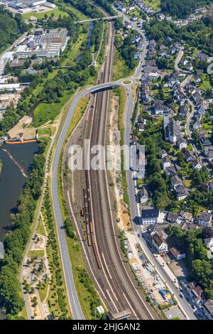 Vue aérienne, voies avec wagons de fret à la gare de Finnentrop, Finnentrop, pays aigre, Rhénanie-du-Nord-Westphalie, Allemagne,Voies ferrées, DE, Deutsche Ba Banque D'Images